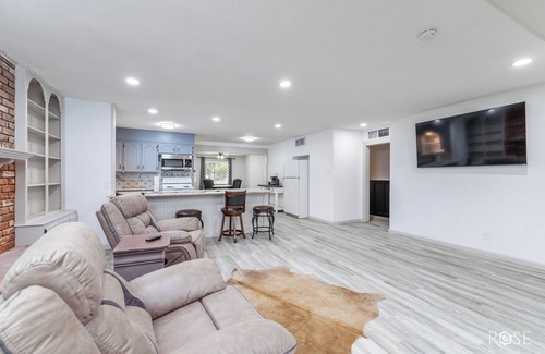San Angelo Casa | Corporate stay. Charming 3-bedroom house in San Angelo with AC, WiFi.