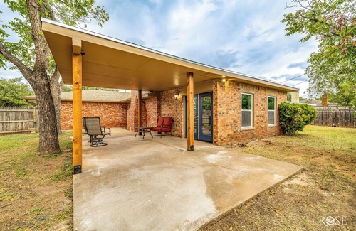 San Angelo Casa | Corporate stay. Charming 3-bedroom house in San Angelo with AC, WiFi.