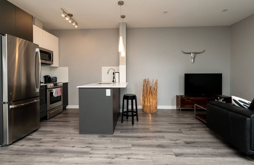 North Central Edmonton Apartamento | Corporate Stays | Village on 105 1 Bedroom