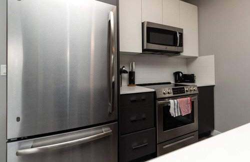 North Central Edmonton Apartamento | Corporate Stays | Village on 105 1 Bedroom