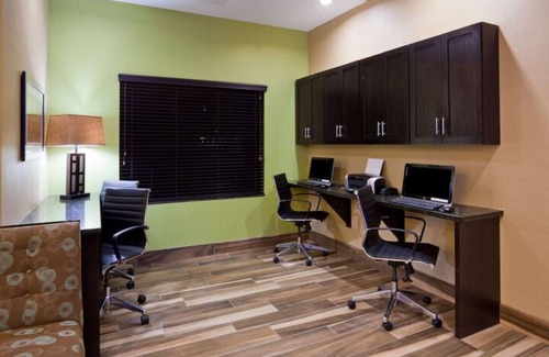 Quad Cities Casa | Corporate travelers will love staying at our room in Davenport !1