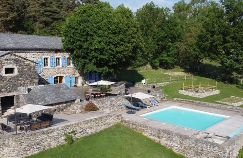 Saint-Etienne-Lardeyrol Cama Y Desayuno | Corps de ferme rénové avec piscine et terrasses paisibles, à 1h30 de Lyon - FR-1-582-396