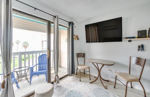 North Beach Apartamento | Corpus Christi Condo Pool and Access to North Beach