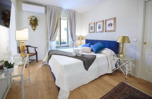 Lucca Historical Center Apartamento | Corte Paolina - charming courtyard inside Lucca