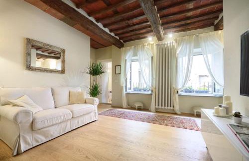 Lucca Historical Center Apartamento | Corte Paolina - charming courtyard inside Lucca