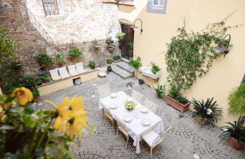 Lucca Historical Center Apartamento | Corte Paolina - charming courtyard inside Lucca