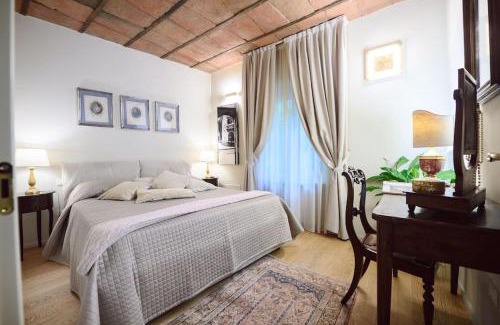 Lucca Historical Center Apartamento | Corte Paolina - charming courtyard inside Lucca