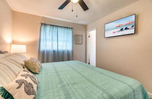 Bradenton Apartamento | Cortez Gardens Cottage 15, Renovated and close to Beach, 3-Bed, 2-Bath 10 People