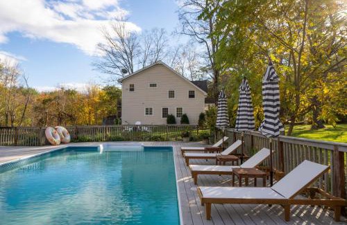 Saugerties Casa | Cortland by AvantStay Charming Heritage Estate w Private Lake Pool