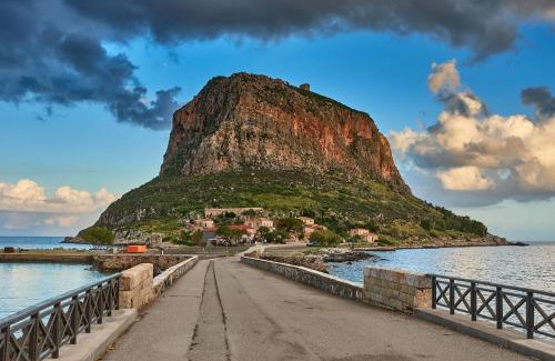 Monemvasia Apartamento | Cosmo Rooms - Seaside Elegance with Views of Monemvasia Castle