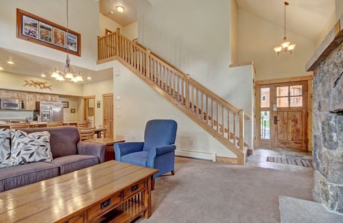 Breckenridge Condominio | Cosmopolitan Decor + Spacious 3br In Downtown Breck Sleeps 8 3 Bedroom Townhouse by RedAwning