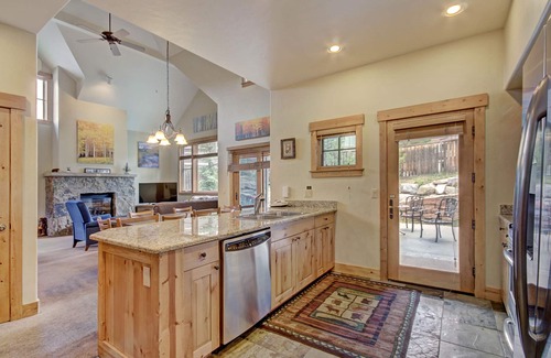 Breckenridge Condominio | Cosmopolitan Decor + Spacious 3br In Downtown Breck Sleeps 8 3 Bedroom Townhouse by RedAwning