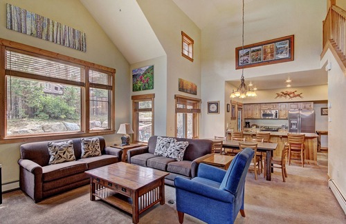 Breckenridge Condominio | Cosmopolitan Decor + Spacious 3br In Downtown Breck Sleeps 8 3 Bedroom Townhouse by RedAwning