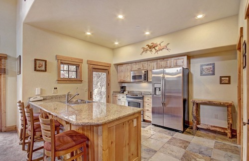 Breckenridge Condominio | Cosmopolitan Decor + Spacious 3br In Downtown Breck Sleeps 8 3 Bedroom Townhouse by RedAwning