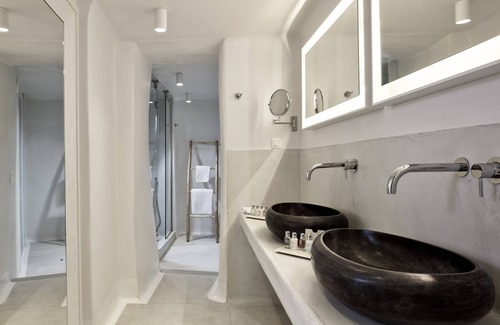 Fira Hotel | Cosmopolitan Suites