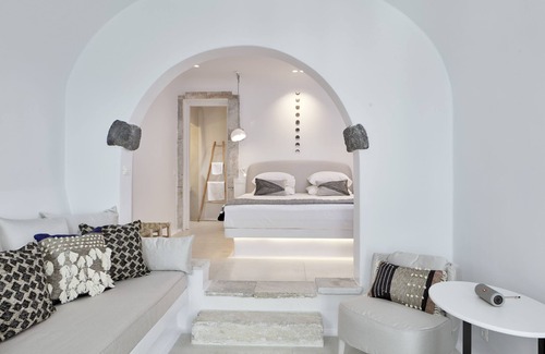 Fira Hotel | Cosmopolitan Suites