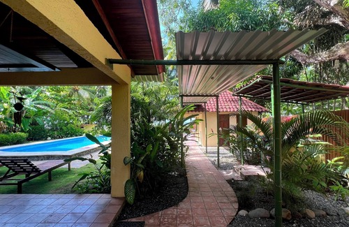 Esterillos Casa | ¡Experimente la vida en Costa Rica! Hermosa casa frente al mar con piscina!