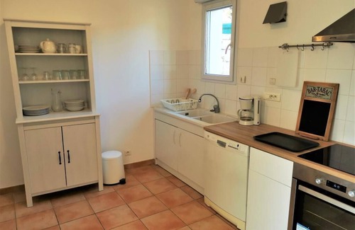 Cornillon Apartamento | Promo -30%: Casa confortable, terraza, jardín y piscina comunitaria.