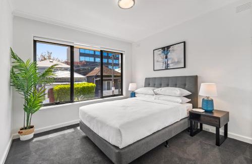 Elsternwick Apartamento | Cosy 1-Bed Balcony Unit in Quiet Street by Shops
