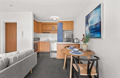 Elsternwick Apartamento | Cosy 1-Bed Balcony Unit in Quiet Street by Shops