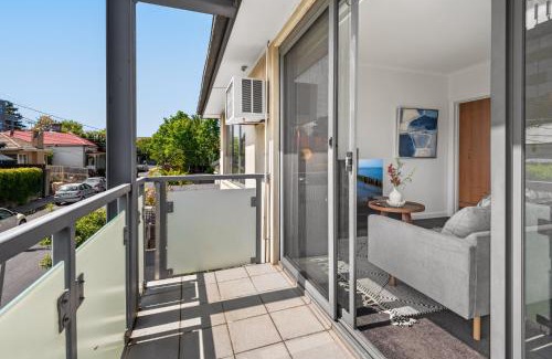 Elsternwick Apartamento | Cosy 1-Bed Balcony Unit in Quiet Street by Shops