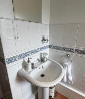Kilgetty Casa | Cosy 1 Bed Cottage, Log Burner