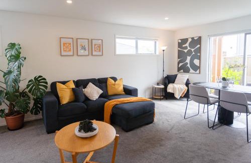 Riccarton Casa | Cosy 2 Bed 3 Bath Home Close to CBD And Hagley Park
