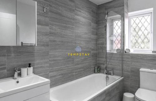 Langley Marish Casa | COSY 2 BED & FREE PARKING. NEAR HEATHROW/PINEWOOD