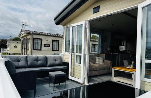 Harwich Otro | Cosy 2 bed in Dovercourt Holiday Park -Sleeps 6