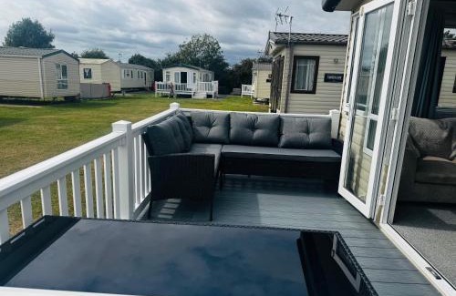 Harwich Otro | Cosy 2 bed in Dovercourt Holiday Park -Sleeps 6