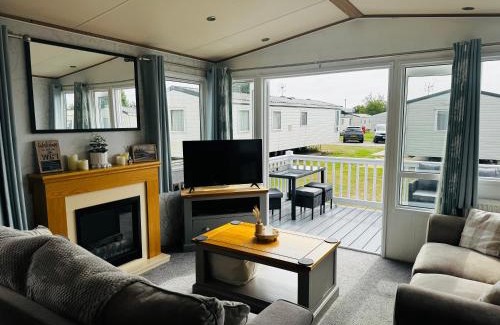 Harwich Otro | Cosy 2 bed in Dovercourt Holiday Park -Sleeps 6