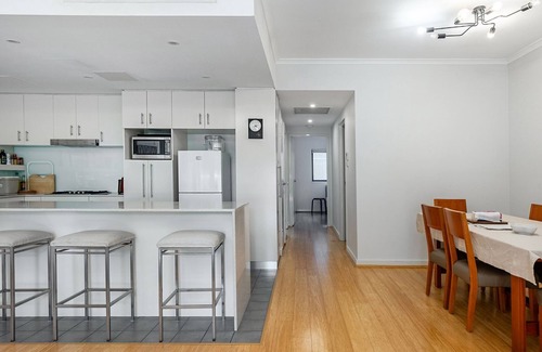 Redfern Apartamento | Cosy 2-Bed in Redfern with Terrace & Parking