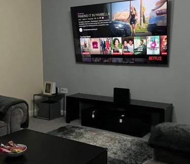 Coedkernew Apartamento | Cosy 2 Bed Service Apartment Netflix Hideaway Family Couples Staycation Tredegar Park Celtic Manor ICC Wales
