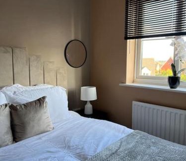 Coedkernew Apartamento | Cosy 2 Bed Service Apartment Netflix Hideaway Family Couples Staycation Tredegar Park Celtic Manor ICC Wales