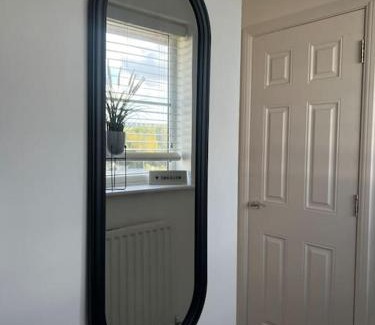 Coedkernew Apartamento | Cosy 2 Bed Service Apartment Netflix Hideaway Family Couples Staycation Tredegar Park Celtic Manor ICC Wales