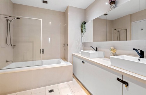 Essendon North Apartamento | Cosy 2-Bed Unit with Study Nook & Alfresco Dining