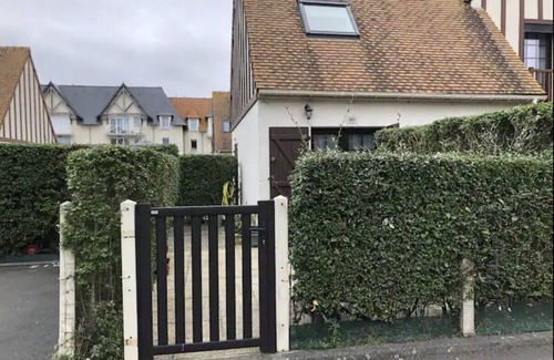 Courseulles-sur-Mer Casa | Cosy 2-bedroom cottage (sleeps 5) Juno Beach