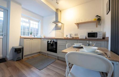 City Centre Casa | Cosy 2-Bedroom Townhouse - FREE Parking
