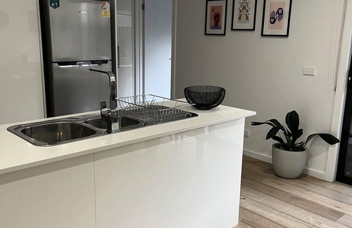 Moorabbin Apartamento | Cosy 2B apartment with private parking - 5 minute walk to train and supermarket.