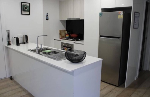 Moorabbin Apartamento | Cosy 2B apartment with private parking - 5 minute walk to train and supermarket.