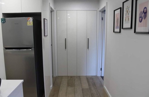 Moorabbin Apartamento | Cosy 2B apartment with private parking - 5 minute walk to train and supermarket.