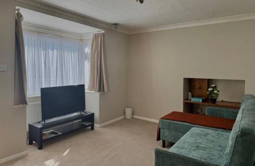 Uxbridge Casa | Cosy 3 Bed Home in Scenic Denham with Quick Heathrow & London Links