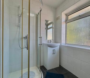 Uxbridge Casa | Cosy 3 Bed Home in Scenic Denham with Quick Heathrow & London Links