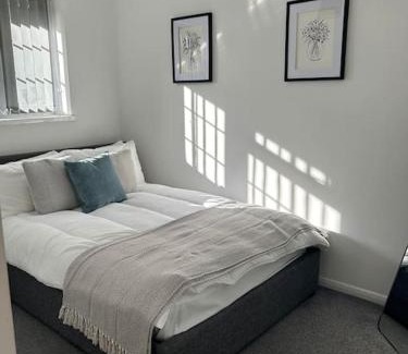 Atlantic Wharf Apartamento | Cosy 3 Bed House Walking Distance to Principality Stadium Cardiff Bay and Centre with Parking