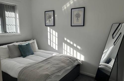 Atlantic Wharf Apartamento | Cosy 3 Bed House Walking Distance to Principality Stadium Cardiff Bay and Centre with Parking