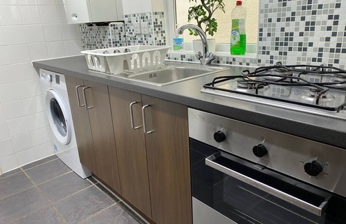 Gillingham Casa | Cosy 3 Bedroom House With Free Parking, garden and close to the High Street