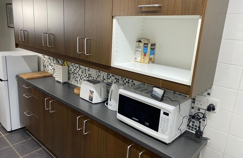 Gillingham Casa | Cosy 3 Bedroom House With Free Parking, garden and close to the High Street
