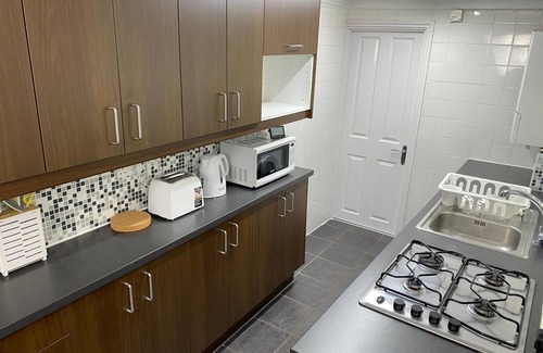 Gillingham Casa | Cosy 3 Bedroom House With Free Parking, garden and close to the High Street