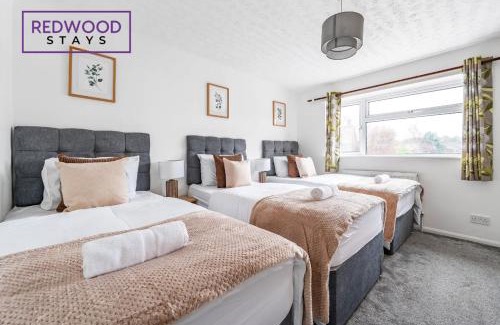 Camberley Casa | Cosy 3-Bedroom Serviced House with Free Fast WiFi and Parking for 2 Cars By Redwood Stays