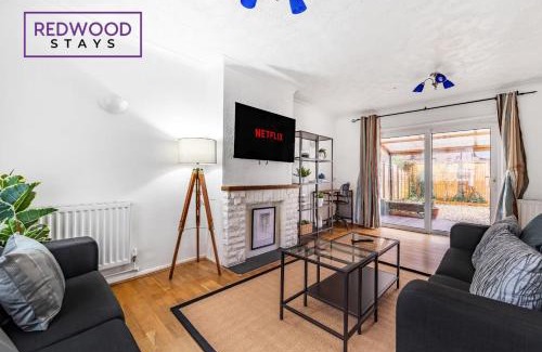 Camberley Casa | Cosy 3-Bedroom Serviced House with Free Fast WiFi and Parking for 2 Cars By Redwood Stays